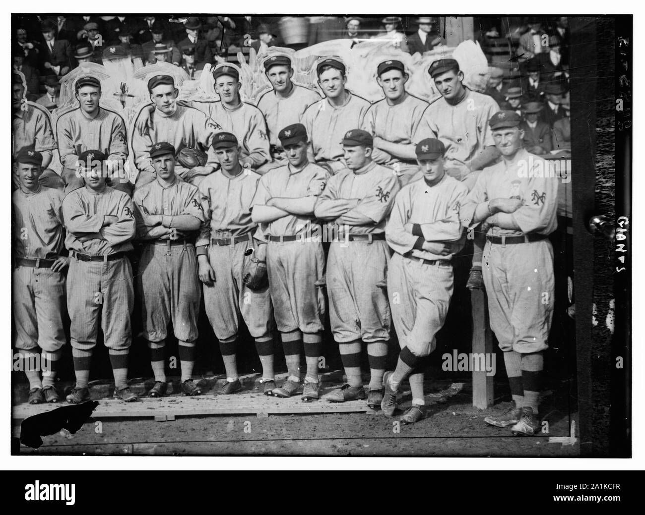 New York Giants. La fila superiore (da sinistra a destra): (parzialmente oscurata) Arte Fletcher, George Burns, arte Wilson, Rosso Ames, arte Devlin, Christy Mathewson, ganci Wiltse, Grover Hartley. Riga inferiore: Beals Becker, John McGraw, Buck Herzog, Fred Merkle, Bert Maxwell, Doc Crandall, Gene Paulette e un lettore sconosciuto (baseball) Foto Stock