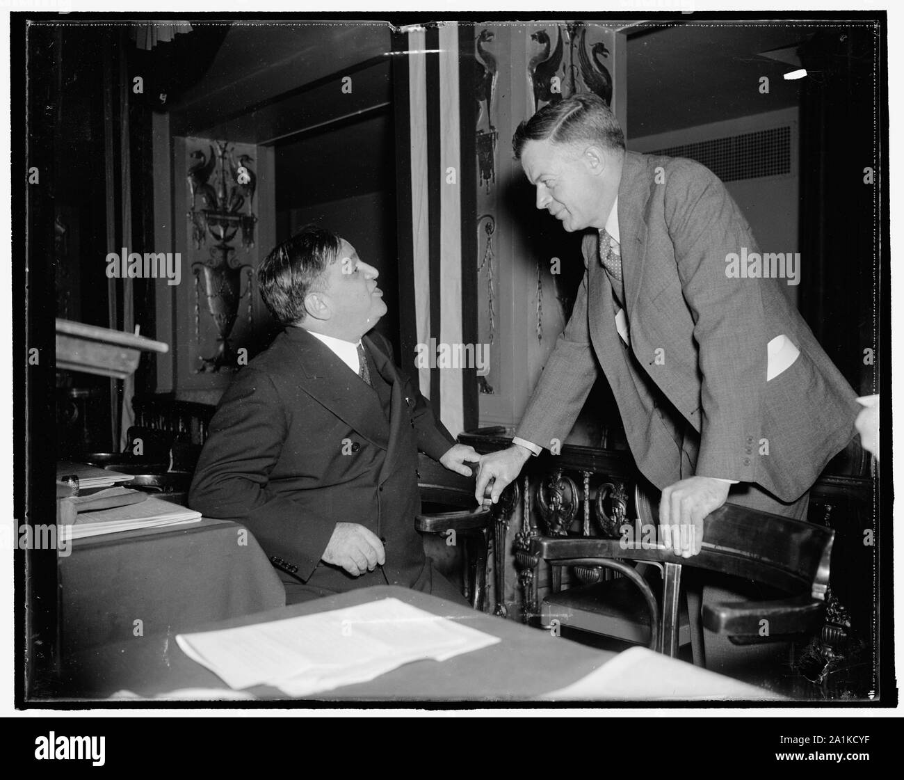 Il sindaco di New York e presidente NLRB. Washington D.C., nov. 16. Senza dubbio questi due gentleman, Sindaco Fiorello Laguardia di New York City e J. Warren Madden, Presidente della nazionale di relazioni di lavoro bordo, stavano discutendo il Wagner delle relazioni di lavoro atto quando questa immagine stata schioccata in Stati Uniti Conferenza dei sindaci oggi al Mayflower. Madden successivamente indirizzato ai sindaci, 11/16/37 Foto Stock
