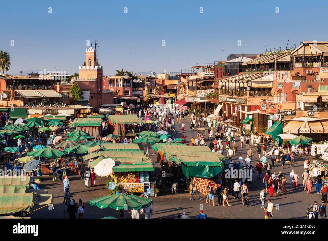 Occupato Jemaa el Fna con Café de France, le bancarelle del mercato e la gente nella luce della sera, Marrakech, Marocco, Africa del Nord Foto Stock