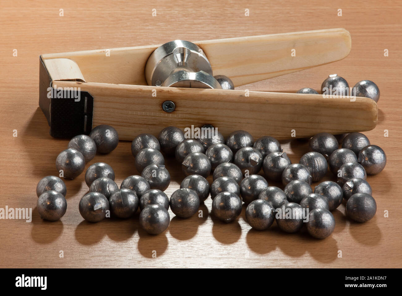 In casa bullet stampo e a forma di sfera proiettili sul pannello di legno Foto Stock