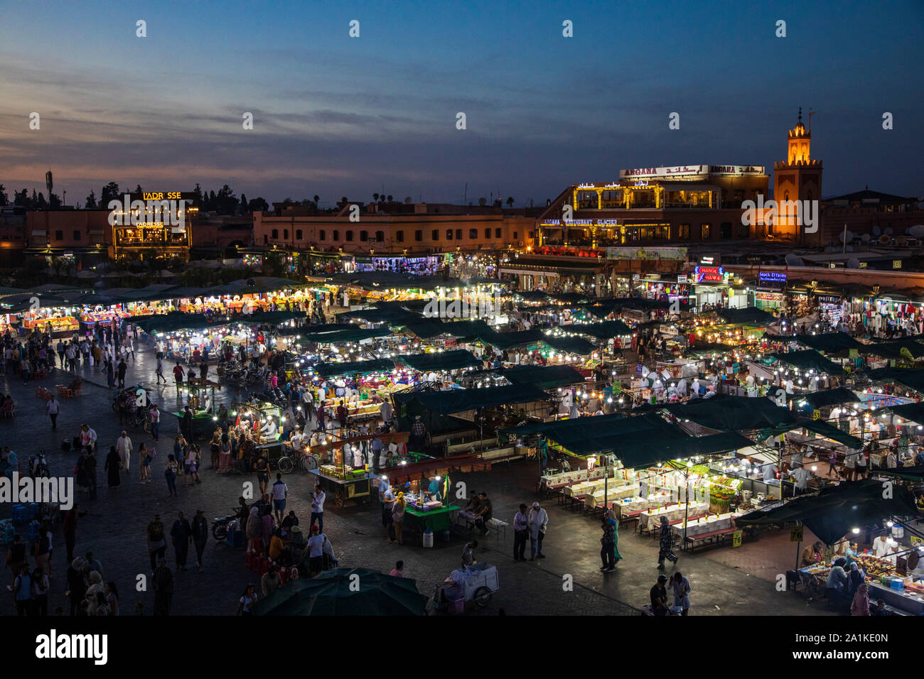 Chioschi in piazza Jemaa el Fna al crepuscolo, Marrakech, Marocco, Africa del Nord Foto Stock