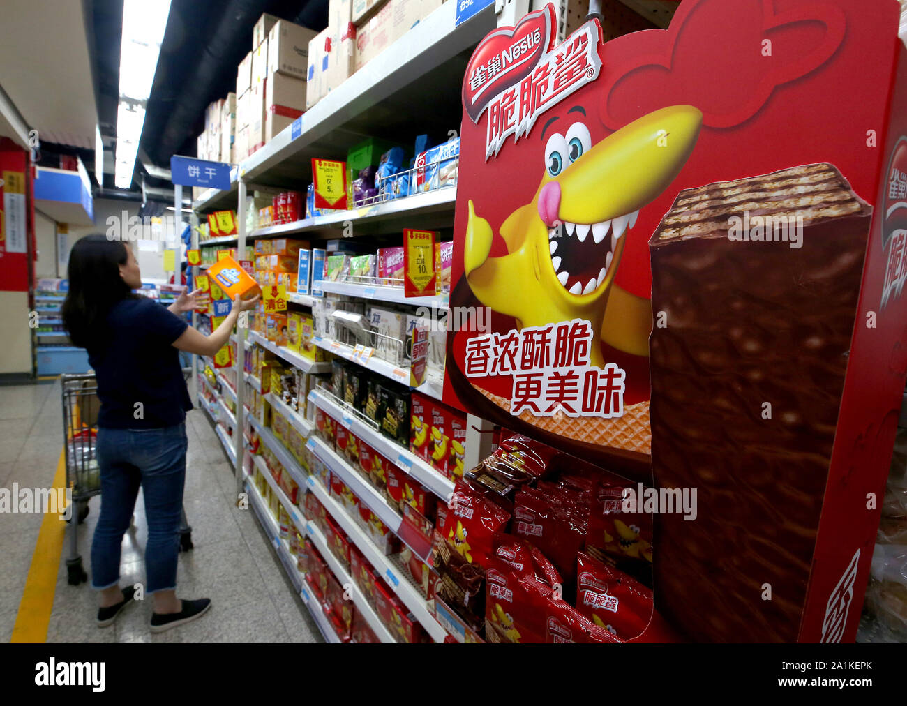 Pechino, Cina. Il 27 settembre, 2019. Negozio di cinesi per entrambi importati e prodotti locali in uno dei molti Americani Walmart Supercenter memorizza a Pechino il Venerdì, 27 settembre 2019. Walmart, la più grande del mondo rivenditore, rimane molto popolare con i consumatori cinesi nonostante l'attuale guerra commerciale tra Stati Uniti e Cina. Foto di Stefano rasoio/UPI Credito: UPI/Alamy Live News Foto Stock