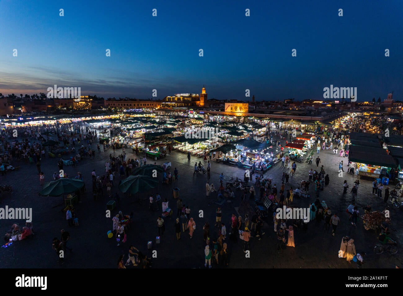 Chioschi in piazza Jemaa el Fna al crepuscolo, Marrakech, Marocco, Africa del Nord Foto Stock