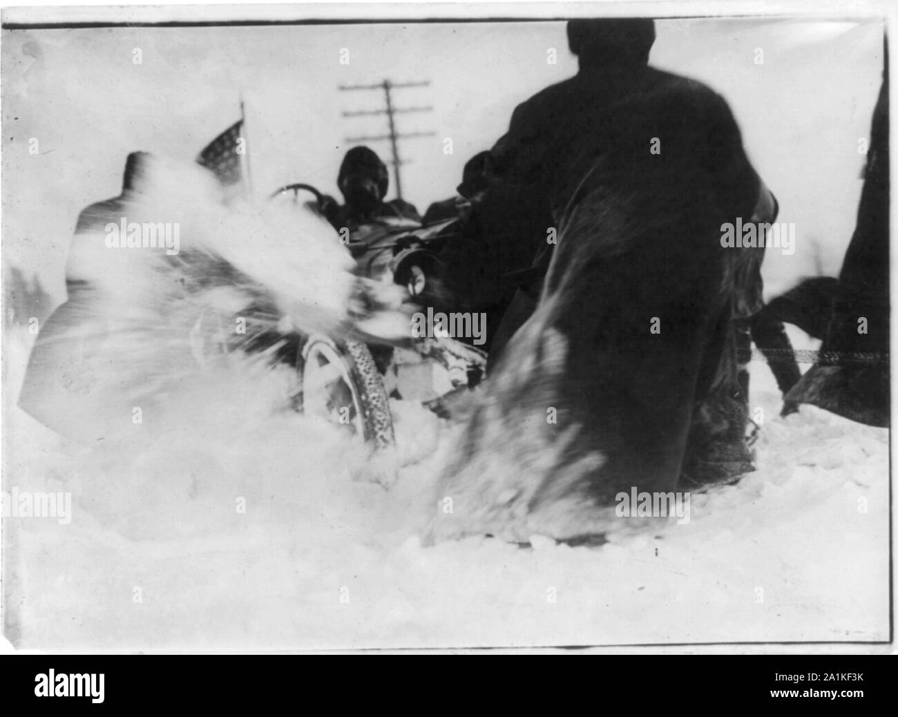 New York-Parigi gara automobilistica: [Automobile essendo shovelled fuori della neve] Foto Stock