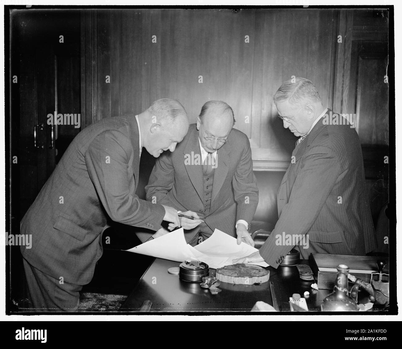 Nuovo primo assistente alla PWA amministratore. Washington D.C., nov. 1. Howard A. grigio, di Chicago, immettere ex direttore di alloggiamento per PWA oggi è stato prestato giuramento come assistente amministratore di opere pubbliche. Floyd Dodson, Chief Cancelliere dell'Interno è sulla sinistra, Sec. degli interni Harold Ickes sulla destra Foto Stock