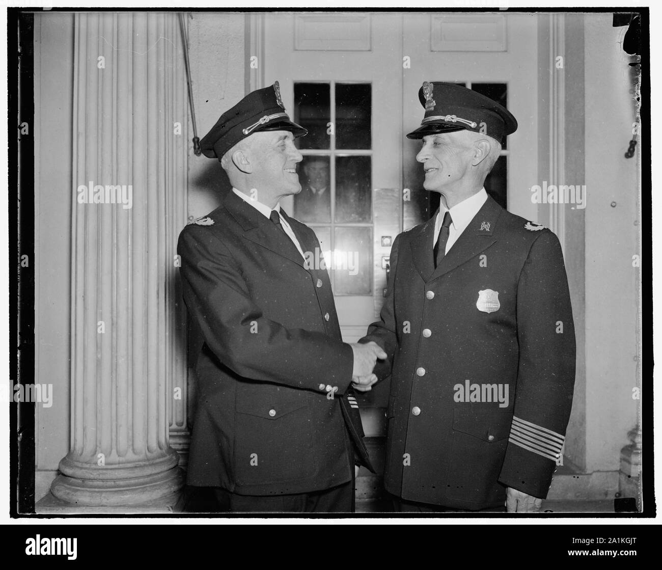 Nuovo White House Officer. Washington, D.C., Ott 2.; Nuovo White House Officer. Washington, D.C., Ott 2. Capitano Clarence L. Dalrymple, il Capo della Casa Bianca di polizia Liet congratulazioni. A.L. Walter, appena nominato ufficiale della Casa Bianca vigore, Walter che ha servito alla Casa Bianca per 20 anni prende il posto di Lieut. Larry Seaman recentemente andato in pensione. 10/2/37.; Foto Stock