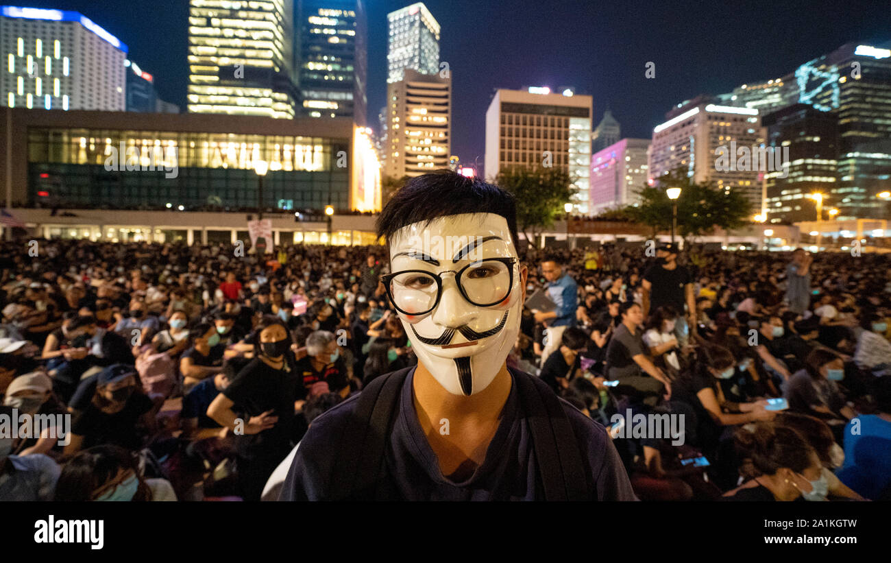 Central, Hong Kong. 27 Settembre, 2019. Riunione pacifica di decine di migliaia di pro-sostenitori della democrazia a Hong Kong a Edimburgo posto nel quartiere centrale degli affari di questa sera. Essi si radunavano per ascoltare un municipio serie stile di discorsi e di support pro-democrazia sostenitori arrestati in passato a San Uk Ling. Iain Masterton/Alamy Live News. Foto Stock