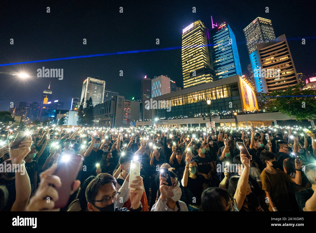 Central, Hong Kong. 27 Settembre, 2019. Riunione pacifica di decine di migliaia di pro-sostenitori della democrazia a Hong Kong a Edimburgo posto nel quartiere centrale degli affari di questa sera. Essi si radunavano per ascoltare un municipio serie stile di discorsi e di support pro-democrazia sostenitori arrestati in passato a San Uk Ling. Iain Masterton/Alamy Live News. Foto Stock