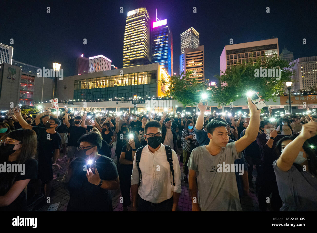 Central, Hong Kong. 27 Settembre, 2019. Riunione pacifica di decine di migliaia di pro-sostenitori della democrazia a Hong Kong a Edimburgo posto nel quartiere centrale degli affari di questa sera. Essi si radunavano per ascoltare un municipio serie stile di discorsi e di support pro-democrazia sostenitori arrestati in passato a San Uk Ling. Iain Masterton/Alamy Live News. Foto Stock