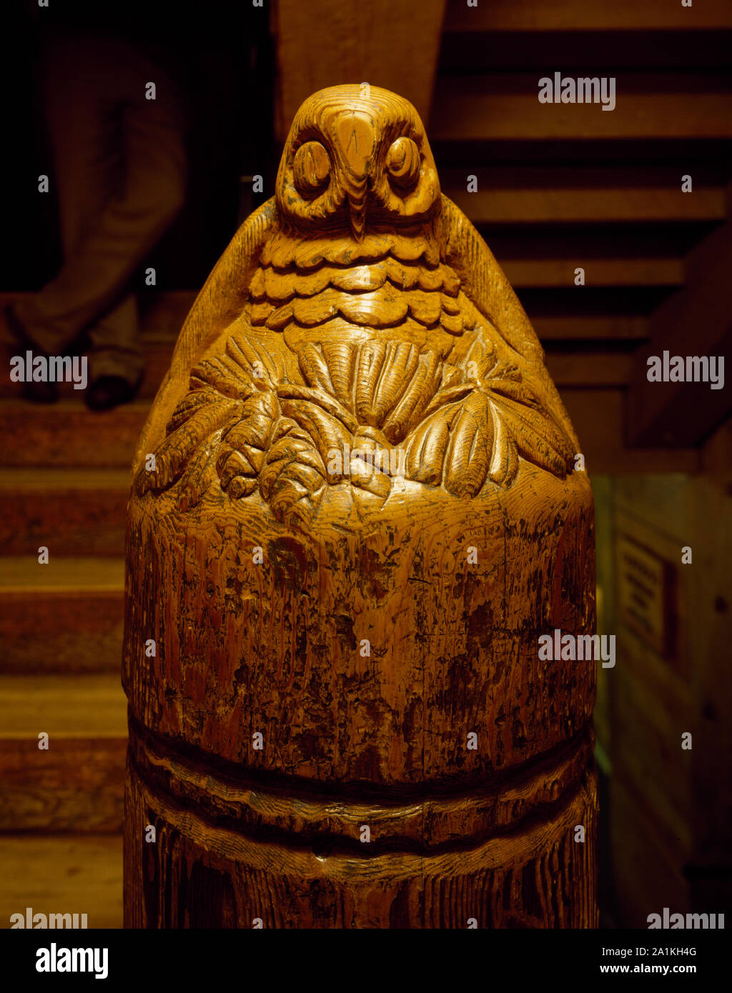 Newell post scolpiti da WPA lavoratori durante la Grande depressione in corrispondenza di Timberline Lodge, midway fino Oregon il vertiginoso aumento del Monte Cofano Foto Stock