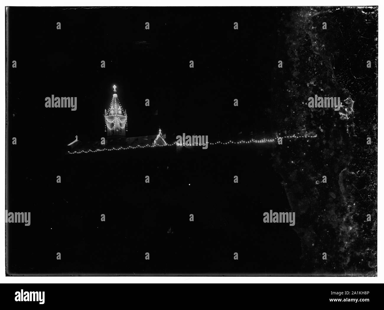 Nuova Gerusalemme e dintorni. San Salvador. Orologio illuminato torre. Su San Francesco celebrazione Foto Stock