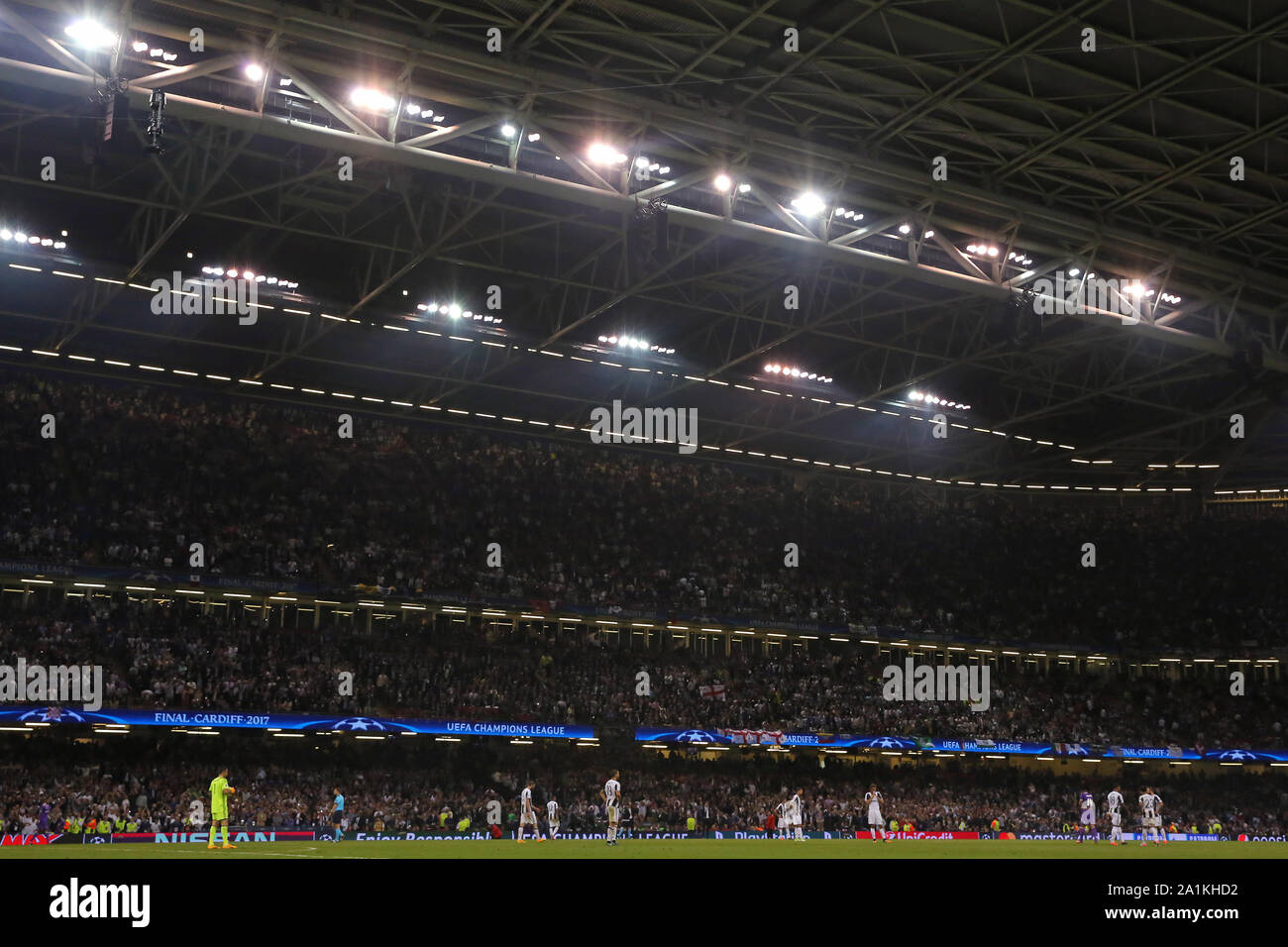 Giocatori della Juventus guarda su durante le fasi di chiusura della loro sconfitta per il Real Madrid - Juventus v Real Madrid, Finale di UEFA Champions League, dello Stadio Nazionale del Galles, Cardiff - 3° giugno 2017. Foto Stock