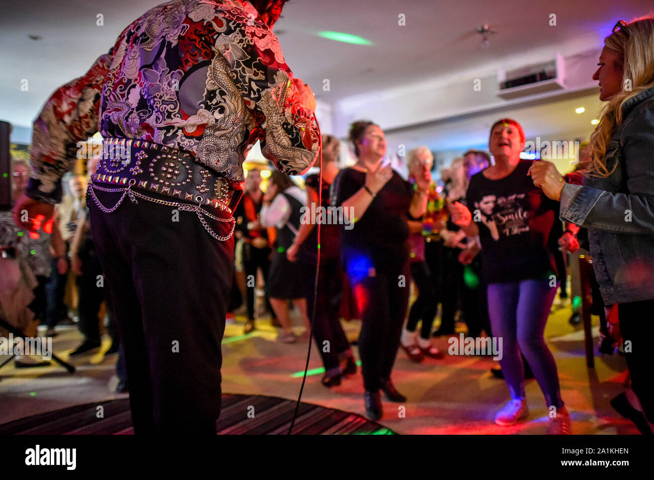 La gente ballare per un esecutore di Elvis all'interno di un pub all'annuale Porthcawl festival di Elvis in Galles del Sud. La manifestazione richiama migliaia di fan di Elvis alla Welsh cittadina balneare per celebrare il Re del Rock and Roll'. Foto Stock