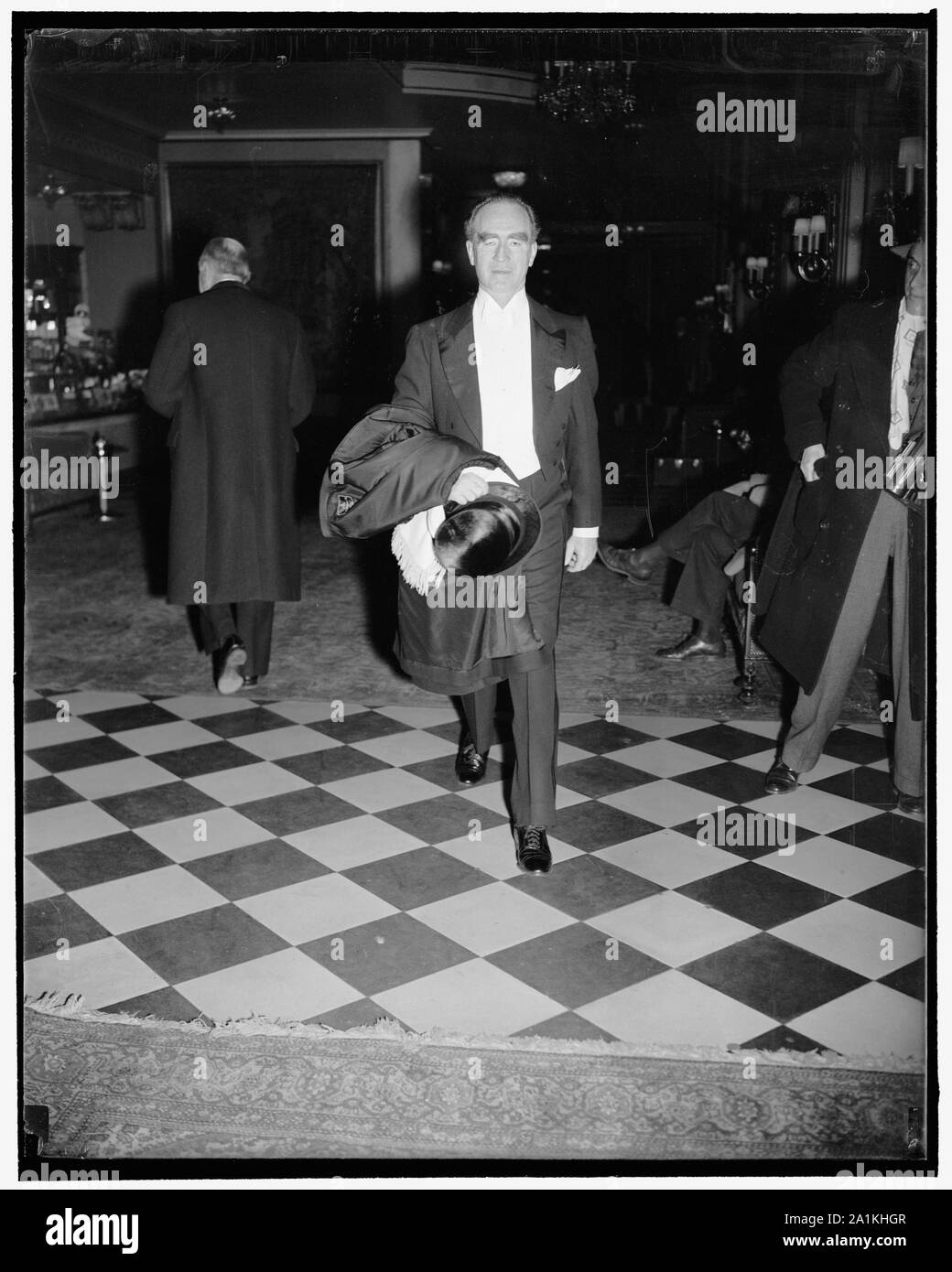 Di recente nominato giudice della Corte Suprema assiste White House magistratura reception. Washington D.C., gen. 4. Attorney General Frank Murphy, che è stato nominato oggi per gli Stati Uniti La Corte Suprema da banco, è raffigurato lasciando il suo hotel stasera per la magistratura ricezione presso la Casa Bianca Foto Stock