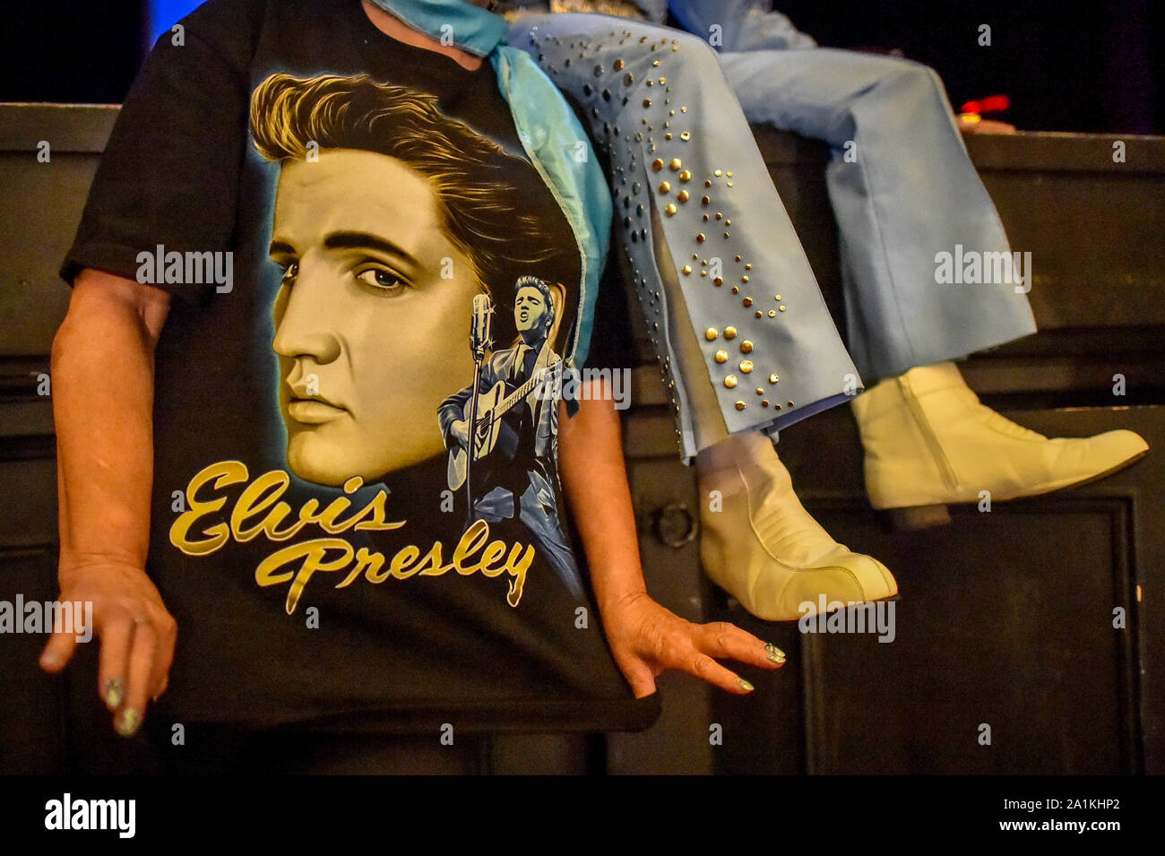 Una donna che indossa un Elvis Presley t-shirt all annuale Porthcawl festival di Elvis in Galles del Sud. La manifestazione richiama migliaia di fan di Elvis alla Welsh cittadina balneare per celebrare il Re del Rock and Roll'. Foto Stock