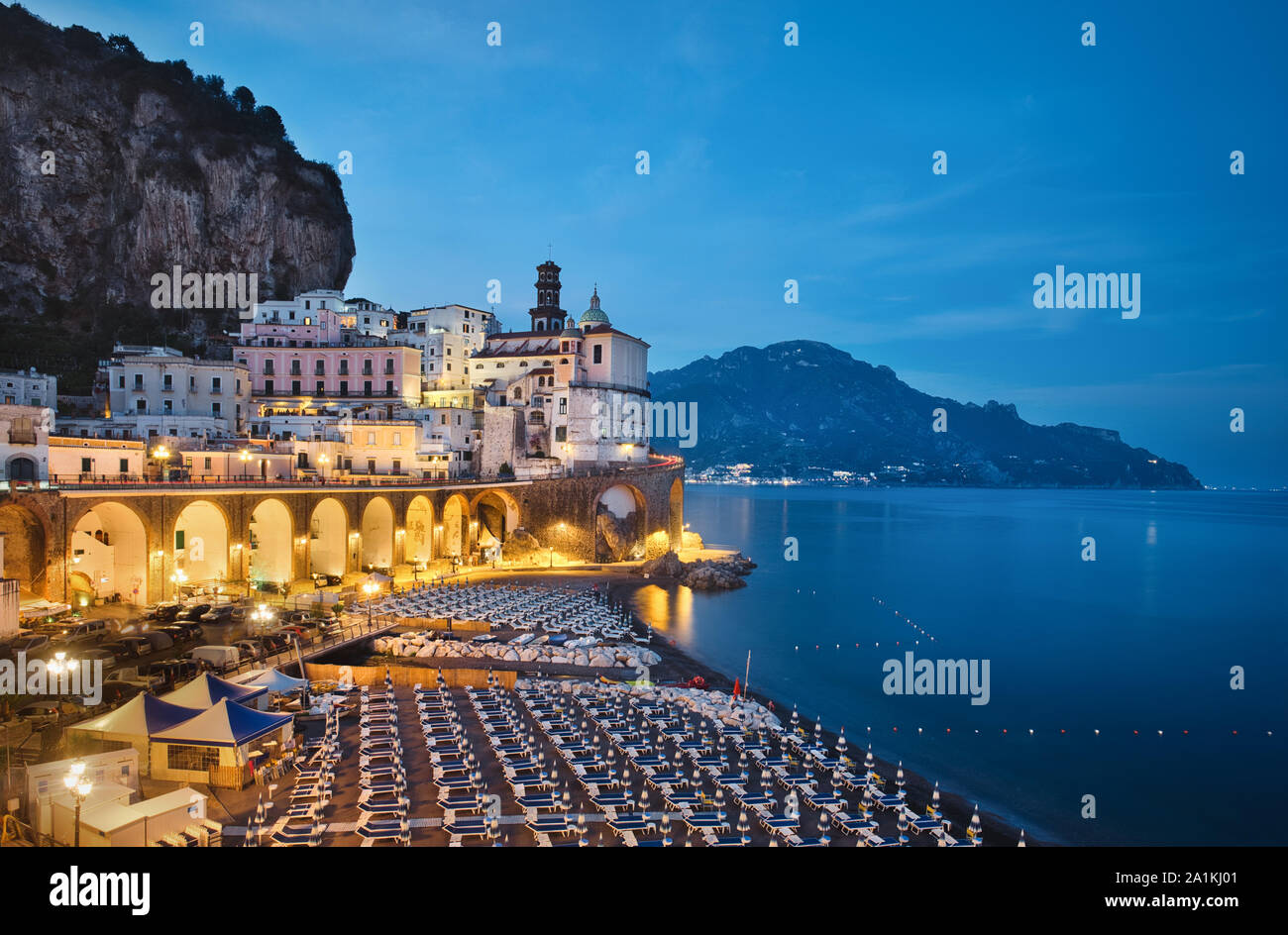 Foto di atrani in Costiera Amalfitana al blue ora Foto Stock