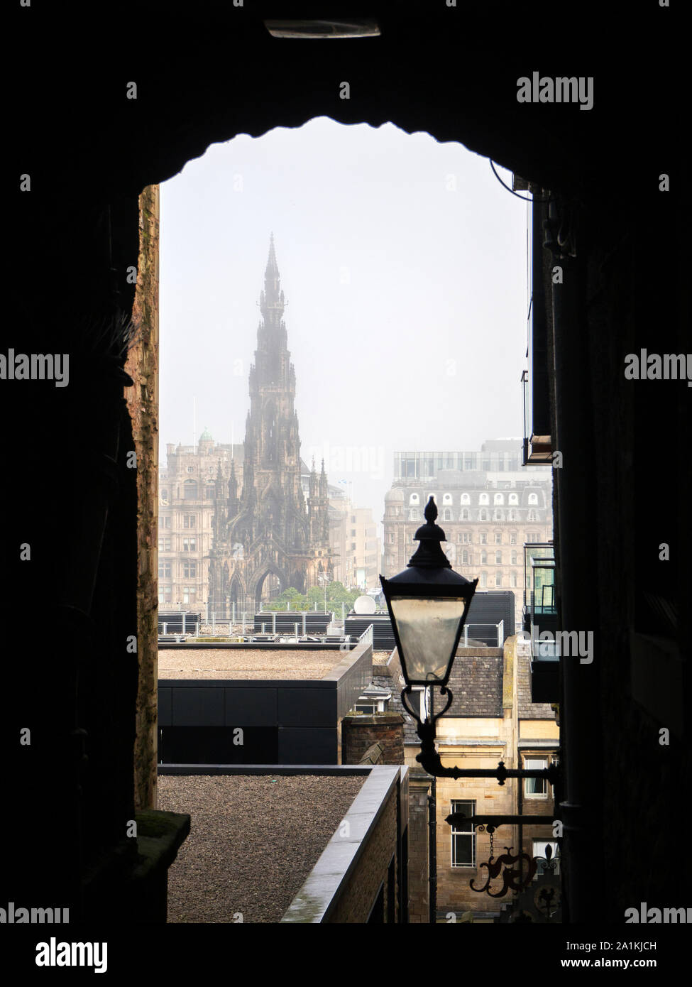 Fumoso vista la mattina del monumento di Scott attraverso avvocati vicino dal Royal Mile di Edimburgo in Scozia Foto Stock