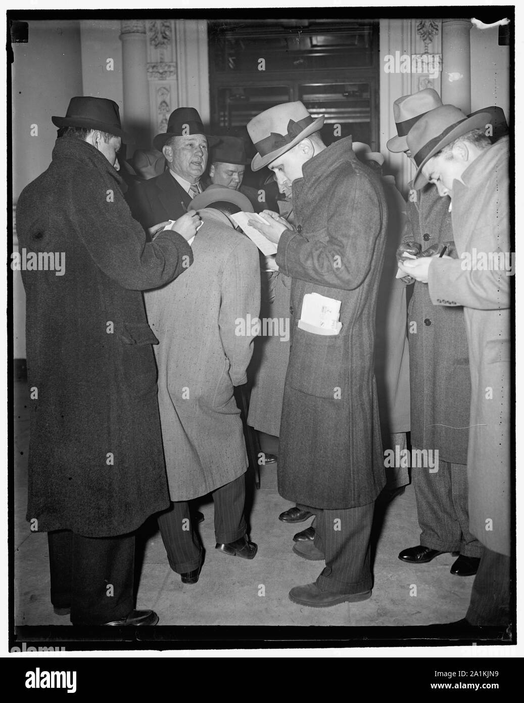 Giornalisti ottenere dope dalla maggioranza del Senato dopo la Casa Bianca di discussione in sit-scioperi. Washington, 27 marzo. Il leader della maggioranza del Senato, senatore Joseph T. Robinson discute possibile azione congressuale sul sit-in sciopero crisi con i giornalisti a seguito di una casa bianca conferenza di oggi. Dopo aver discusso di tutte le fasi della crisi dello sciopero con il presidente Roosevelt, i leader del Congresso ha annunciato vi è piccola probabilità che il governo federale avrebbe intervenire, 3/27/1937 Foto Stock