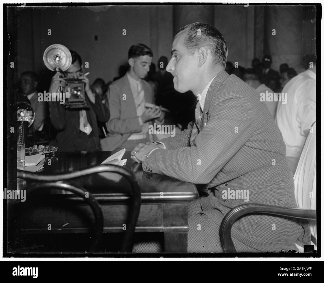 Cinegiornale cameraman descrive Chicago sciopero scontri al Senato Commissione parlamentare libertà civili. Washington, 2 luglio. Orlando Lippert, cameraman per Paramount News, descrivendo al Senato Commissione Parlamentare Libertà civili oggi le scene ha fotografato per la sua bobina presso il Memorial Day strike tumulti a sud Chicago impianto della Repubblica Steel Corp. Le foto che soppresse da Paramount sono stati sottoposti a screening per i membri del comitato oggi, 7/2/37 Foto Stock