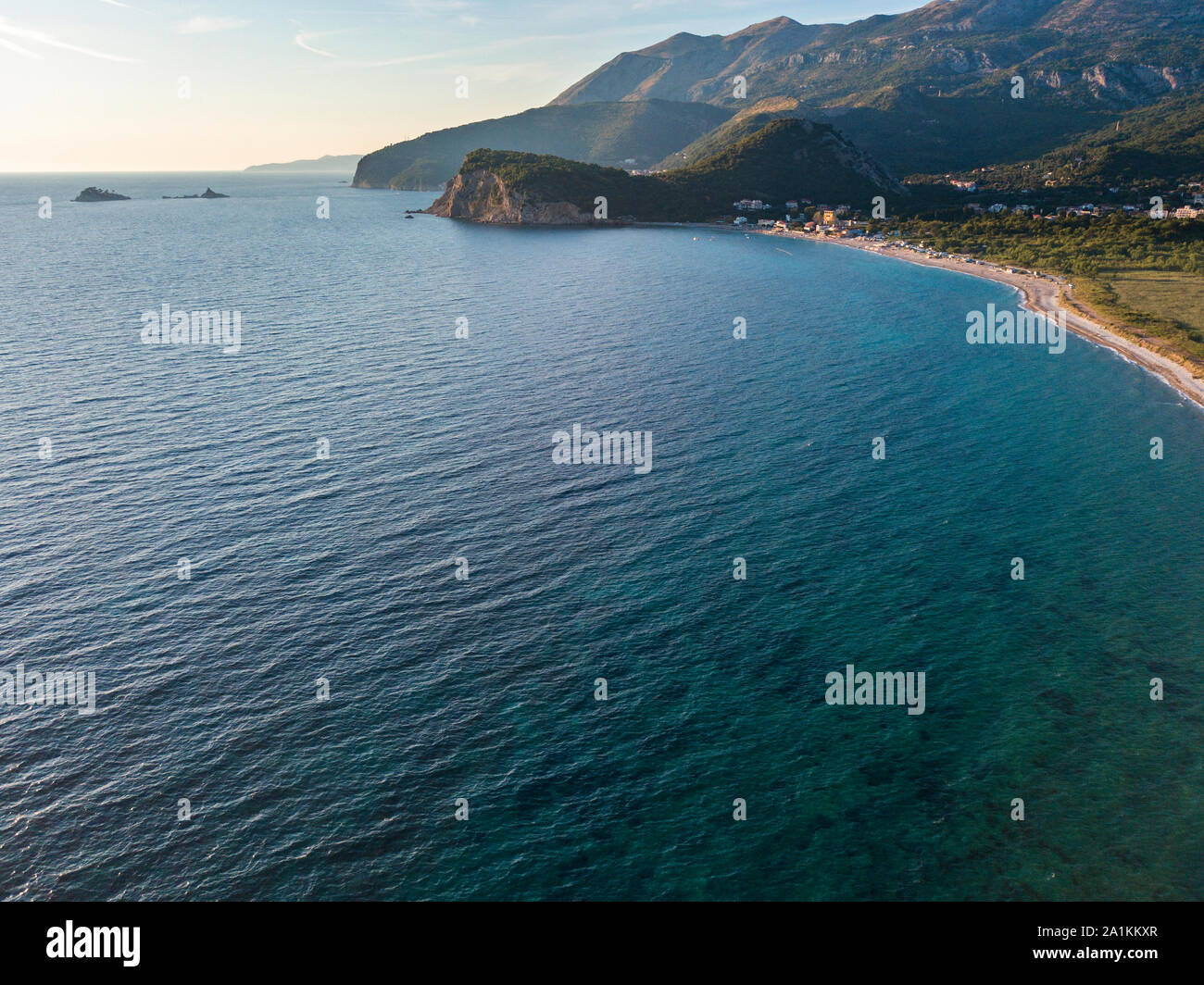 Vista aerea della Spiaggia di Buljarica. Si tratta di una delle più grandi spiagge di costa del Montenegro, vicino a Petrovac nella direzione della barra. Budva comune Foto Stock