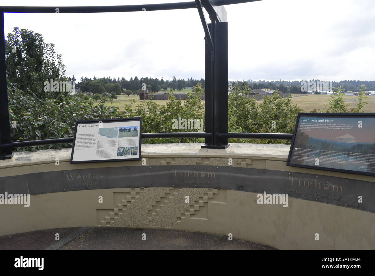 La prateria si affacciano sulla Vancouver ponte di terra è possibile visualizzare il ricreato Hudson Bay Company Fort Vancouver. Segni di dirvi circa la terra. Foto Stock