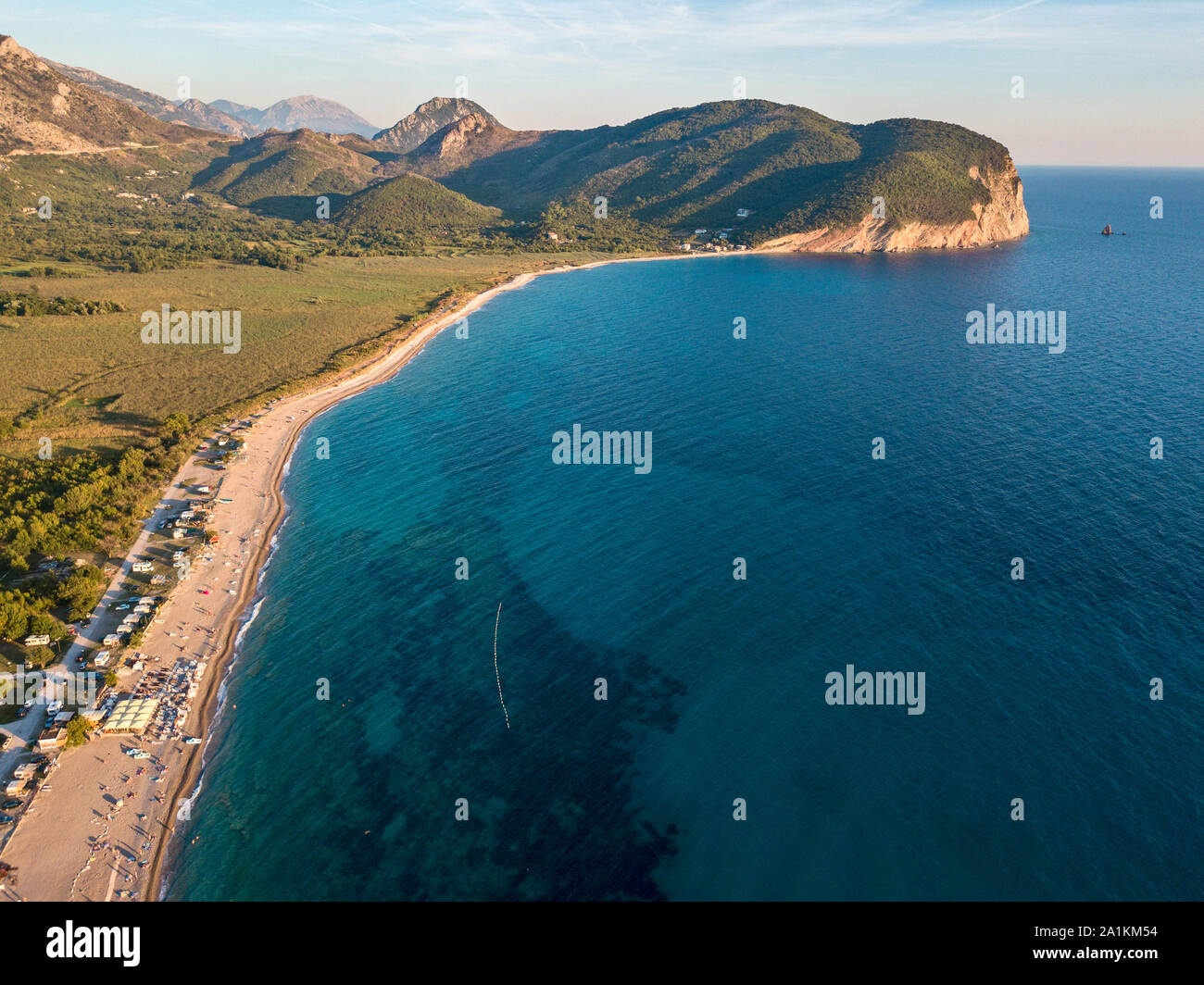 Vista aerea della Spiaggia di Buljarica. Si tratta di una delle più grandi spiagge di costa del Montenegro, vicino a Petrovac nella direzione della barra. Budva comune Foto Stock