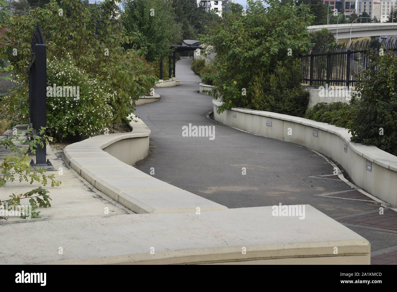 Il percorso attraverso il Vancouver ponte di terra si snoda lungo il lato sud e il passato di tempo la linea di parete. Foto Stock