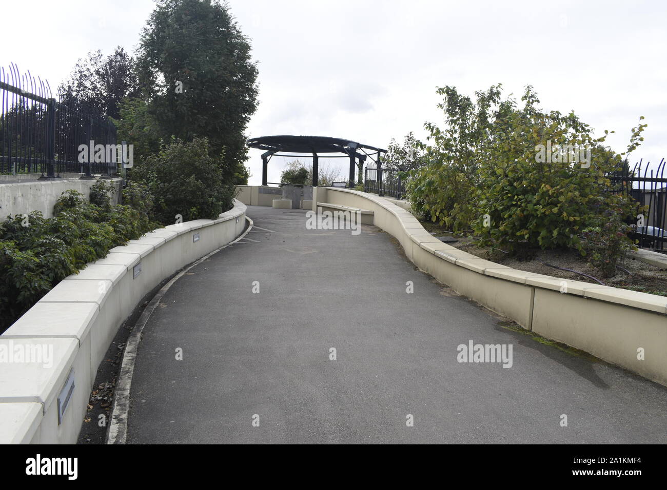 Consente di visualizzare il percorso verso il fiume si affacciano sulla Vancouver ponte di terra. Foto Stock