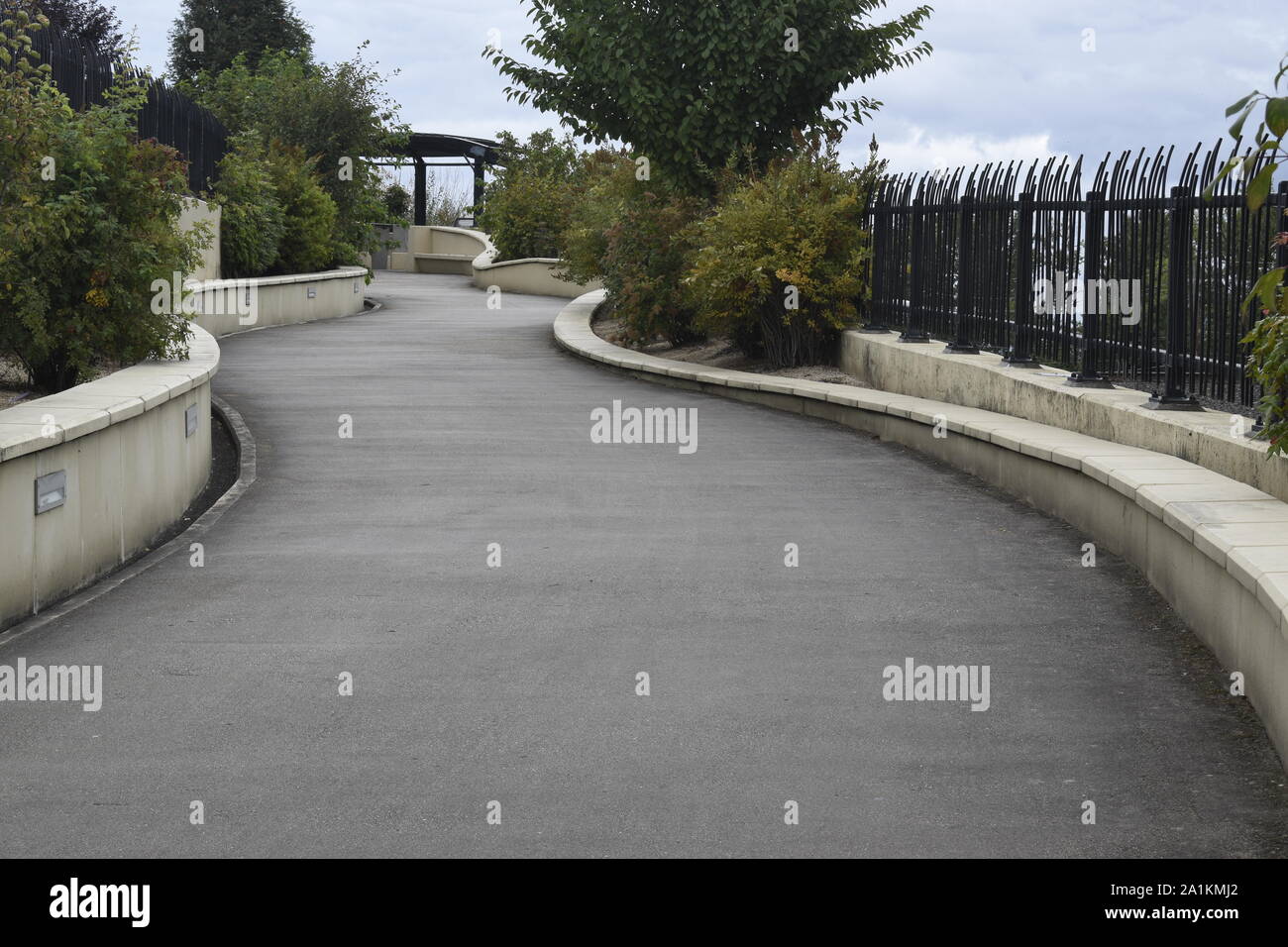 Consente di visualizzare il percorso verso il fiume si affacciano sulla Vancouver ponte di terra. Foto Stock
