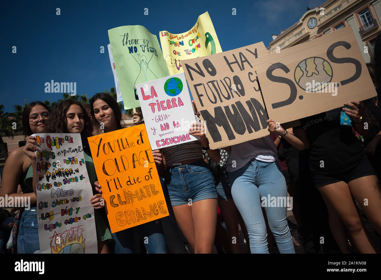 Gli studenti in attesa cartelloni prima del mese di marzo.Il movimento internazionale "il venerdì per il futuro", guidato dalla svedese giovane studente attivista e ambientalista Thunberg Greta e "Alleanza per l'emergenza climatica" la domanda di provvedimenti urgenti per la lotta contro il cambiamento climatico. Foto Stock