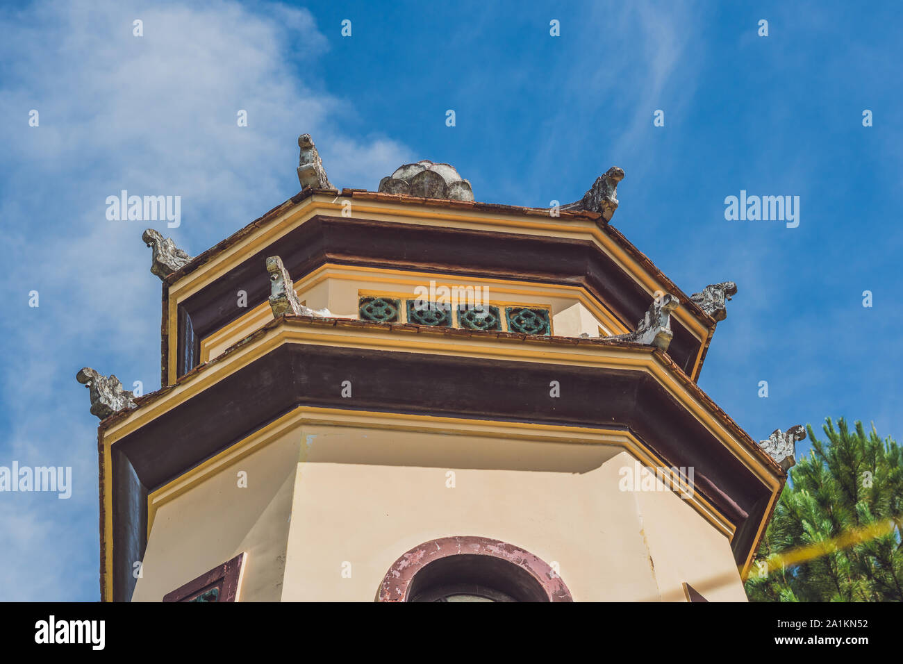 Vietnam, Dalat - 9 maggio 2017: Linh Son Pagoda a da Lat, Vietnam. Dalat's Landmark, tempio buddista Foto Stock