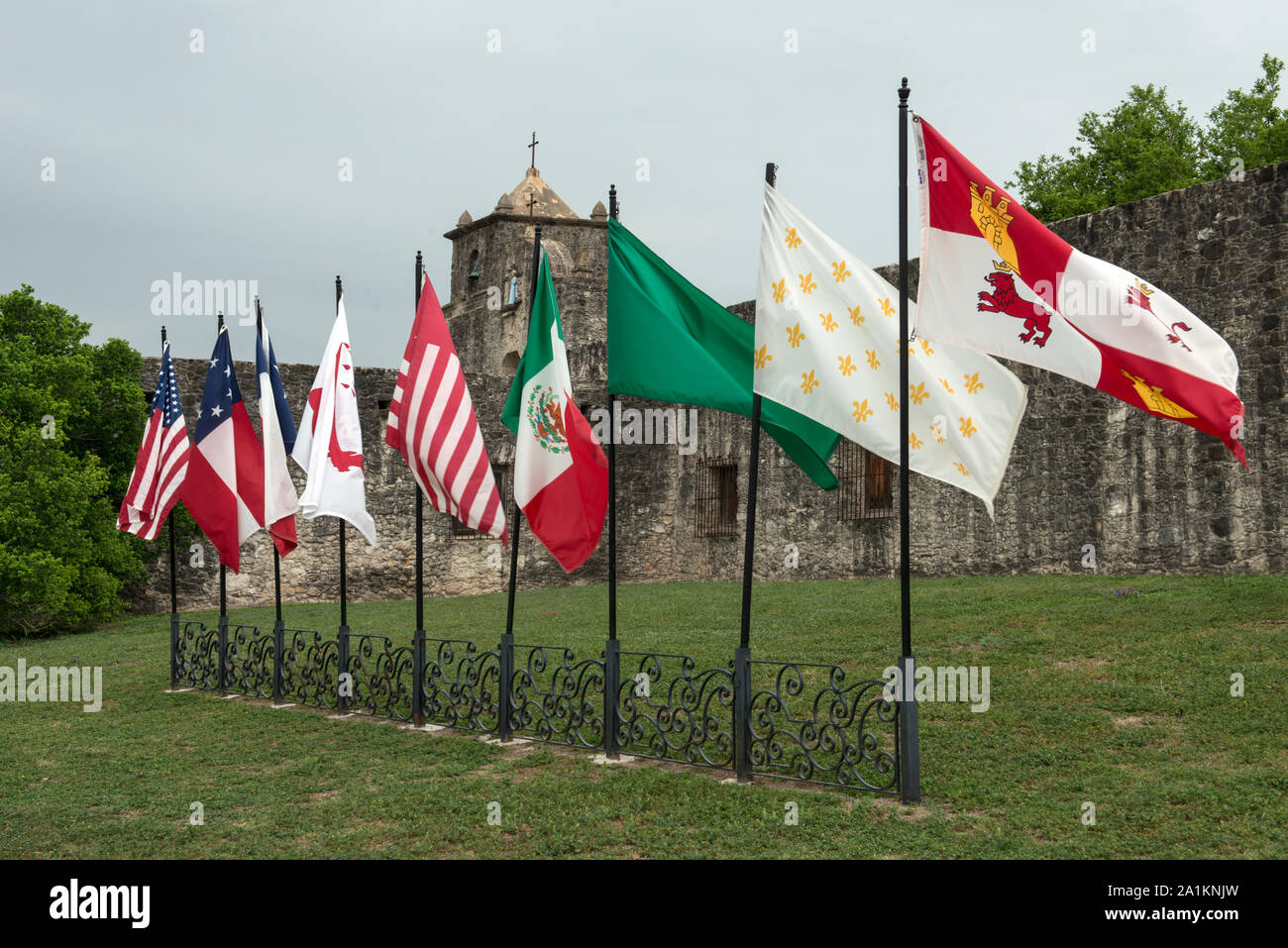 Nove bandiere volare al di fuori il Presidio La Bahia in Goliad, Texas. Essi rappresentano le bandiere di sei entità che hanno dominato il territorio del Texas (Spagna, Francia, Messico, Repubblica del Texas, Stati Uniti d'America e gli Stati Uniti d'America), più tre che rappresentano le forze rivoluzionarie che brevemente occupato lo storico fort Foto Stock