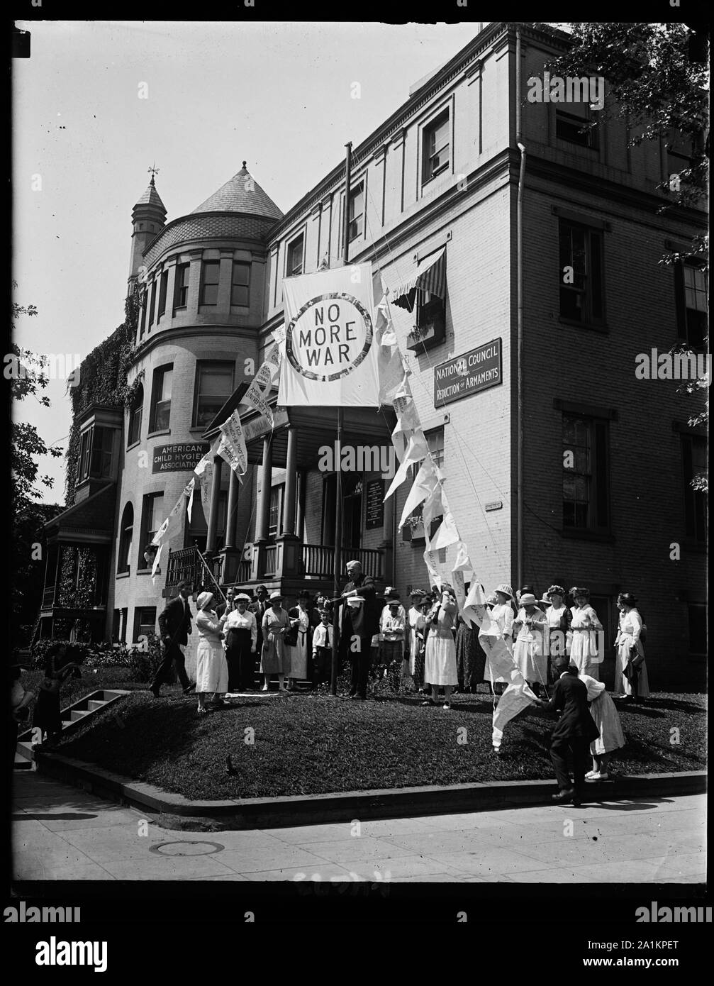 Non più bandiera di guerra essendo sollevata presso la sede centrale di Nat'l Consiglio per la riduzione degli armamenti Foto Stock