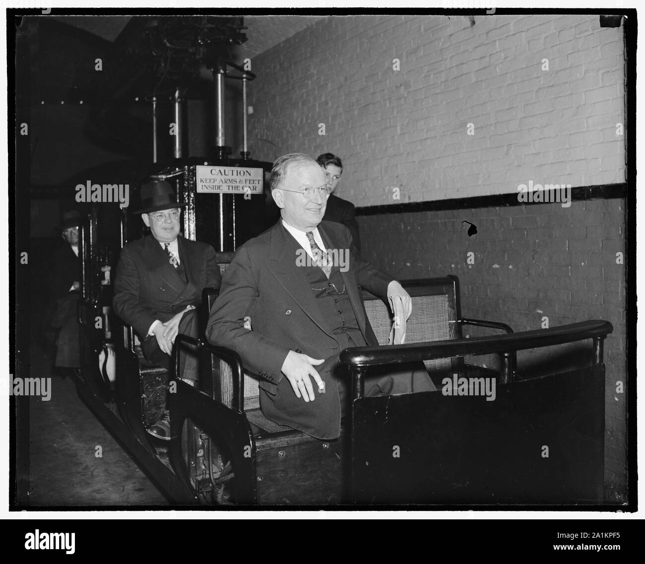 Non disturbi rampa qui. Washington D.C., il 10 febbraio. A quanto pare non ferrovia guai del Senato alla metropolitana indica il senatore Burton K. Wheeler come lui corre in tram auto tra il Senato edificio per uffici e il Campidoglio. Il senatore Wheeler è Presidente del Senato Interstate Commerce Comitato che sta ora studiando la nazione railroad problemi, 2-10-39 Foto Stock