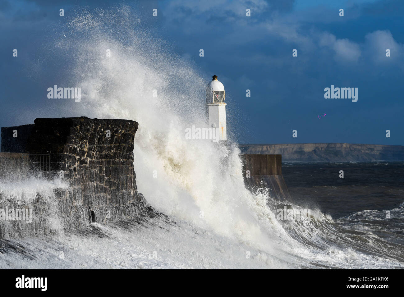 Porthcawl, Wales, Regno Unito. Venerdì 27th, settembre 2019. Enormi onde infrangersi contro il molo Porthcawl nel Galles del Sud, durante l'alta marea il venerdì sera. I forti venti da Ovest stanno portando in bande di heavy rain e grandi onde all'inizio del fine settimana, che è prevista per essere bagnato e ventoso come autunno Meteo prende una porzione di presa del Regno Unito. Credito : Robert Melen/Alamy Live News Foto Stock