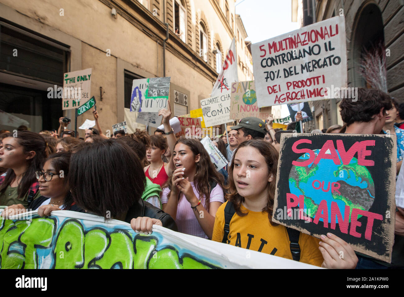 Firenze, Italia - 2019, Settembre 27: la gente affolla le strade della città durante il clima globale sciopero per eventi futuri. Foto Stock