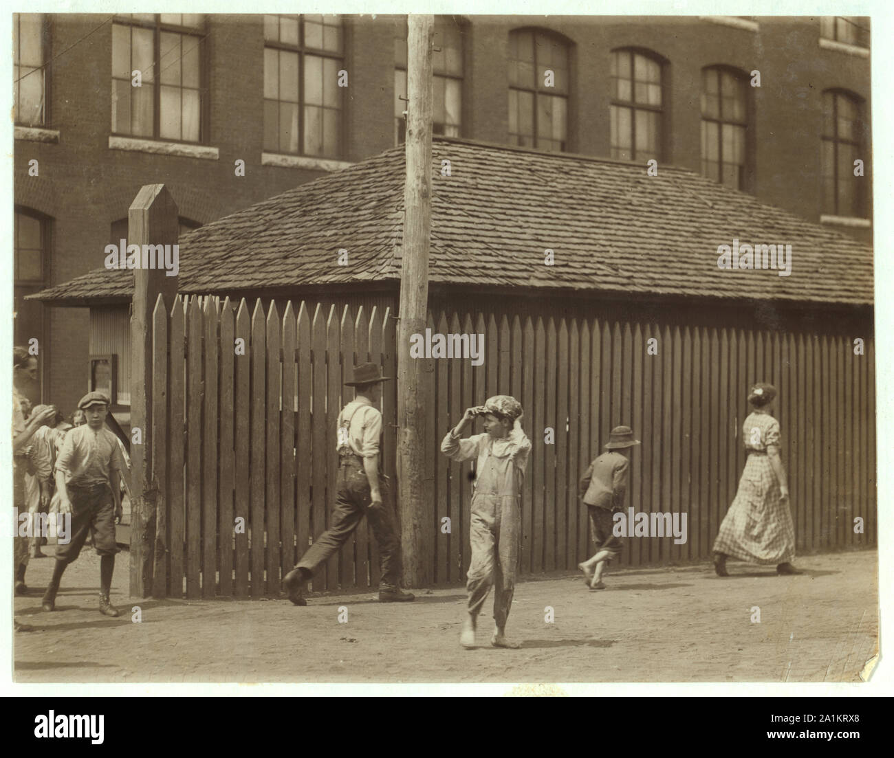 A mezzogiorno ora presso il Massachusetts Mill, Lindale Ga. Durante i giorni seguenti questo, ho dimostrato l'età di quasi una dozzina di questi bambini, accedendo alla famiglia dei record, Assicurazione Vita paper e attraverso le conversazioni con i bambini e genitori e trovato queste che ho potuto dimostrare di essere ora funzionante o durante l'anno passato in corrispondenza di 10 e 11 anni di età, alcuni di loro hanno cominciato prima che fossero dieci. Un ulteriore ricerca rivelerebbe decine di più. (Vedere Hine relazione). Foto Stock