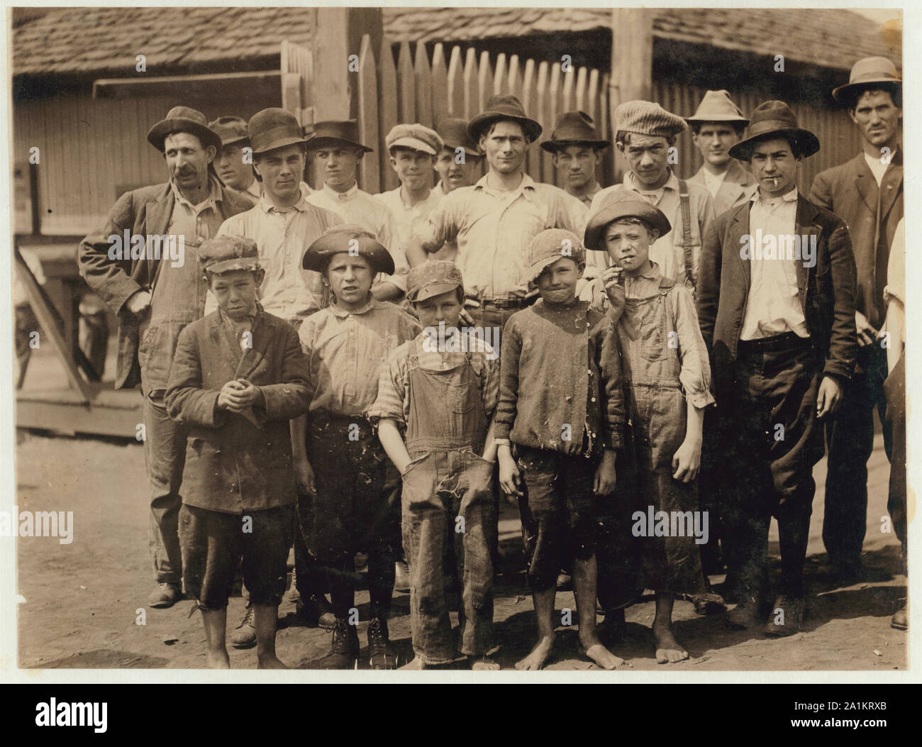 A mezzogiorno ora a Messa. Mill, Lindale, Ga. Durante i giorni seguenti questo, ho dimostrato l'età di quasi una dozzina di questi bambini, accedendo alla famiglia dei record, Assicurazione Vita paper e attraverso le conversazioni con i bambini e genitori e trova quelle che ho potuto provare di essere ora funzionante o durante l'anno passato in corrispondenza di 10 e 11 anni di età, alcuni di loro hanno cominciato prima che fossero dieci. Un ulteriore ricerca avrebbe rivelato di più. (Vedere Hine relazione). Foto Stock