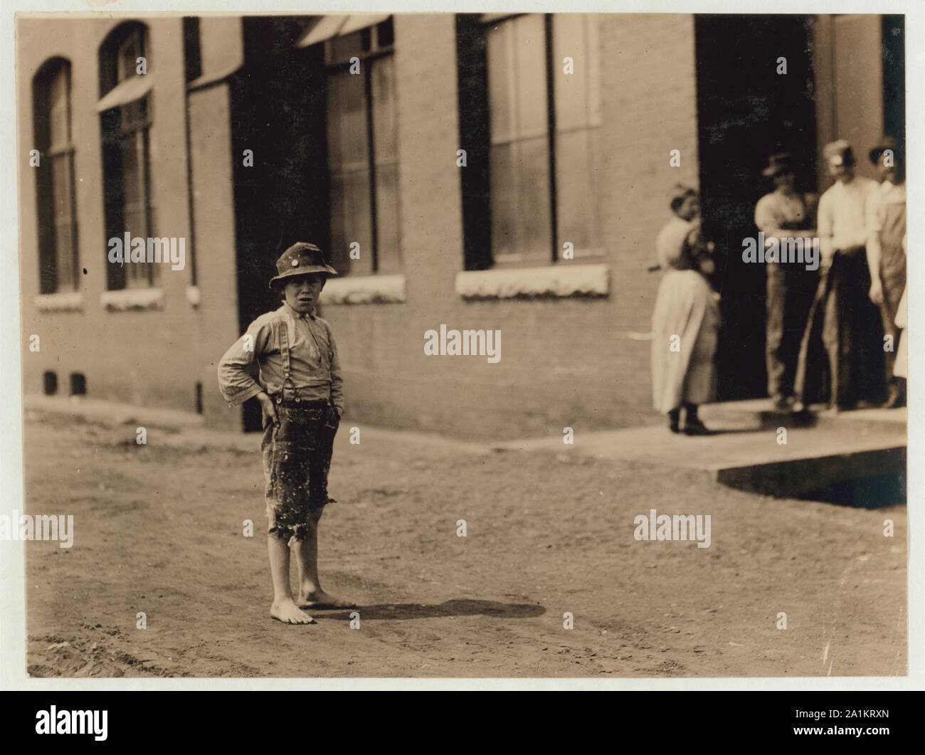 A mezzogiorno ora presso il Massachusetts Mill, Lindale Ga. Durante i giorni seguenti questo, ho dimostrato l'età di quasi una dozzina di questi bambini, accedendo alla famiglia dei record, Assicurazione Vita paper e attraverso le conversazioni con i bambini e genitori e trovato queste che ho potuto dimostrare di essere ora funzionante o durante l'anno passato in corrispondenza di 10 e 11 anni di età, alcuni di loro hanno cominciato prima che fossero dieci. Un ulteriore ricerca rivelerebbe decine di più. (Hine relazione)] Foto Stock