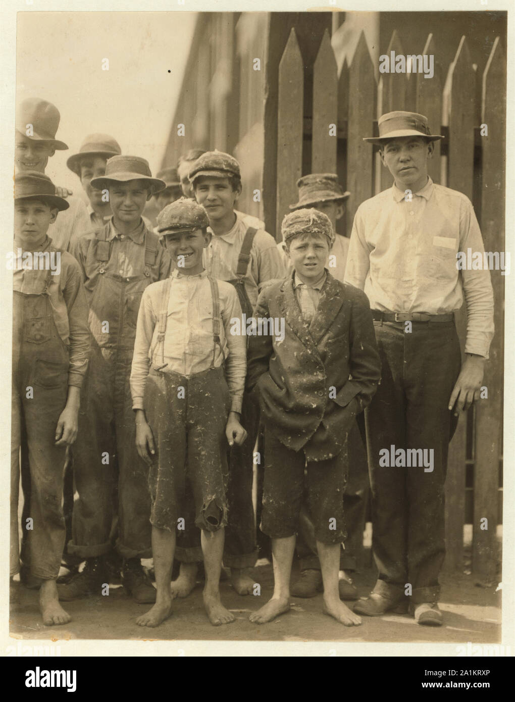 A mezzogiorno ora presso il Massachusetts Mill, Lindale, Ga. Durante i giorni seguenti questo, ho dimostrato l'età di quasi una dozzina di questi bambini, accedendo alla famiglia dei record, documenti di assicurazione e attraverso le conversazioni con i bambini e genitori e trovato queste che ho potuto dimostrare di essere ora funzionante o durante l'anno passato, in corrispondenza di 10 e 11 anni di età, alcuni di loro hanno cominciato prima che fossero dieci. Un ulteriore ricerca rivelerebbe dozzine o più. (Vedere Hine relazione). Foto Stock