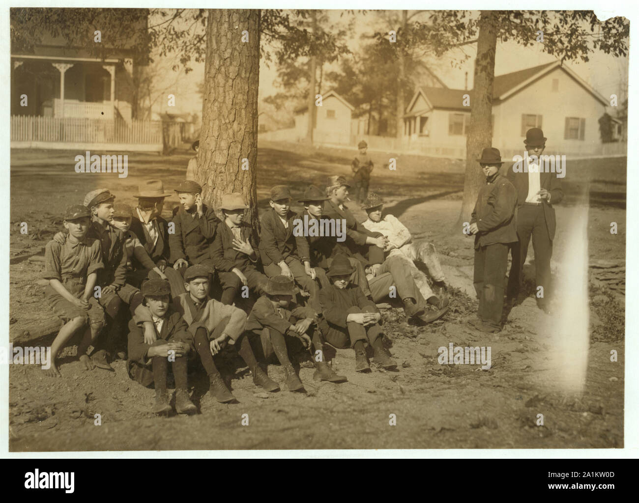 Mezzogiorno-ora, Indian Head Mills. Tutti sono lavoratori. La molto più giovane ha rifiutato di essere foto'd. Il Supt. sembrava preoccupato per il mio fotografare i lavoratori. Egli ha detto, Ora osserviamo il lavoro minorile legge accuratamente, ma ci sono un sacco di persone nel nord che come niente di meglio di una possibilità di rap presso la Southern Cotton Mills. Foto Stock