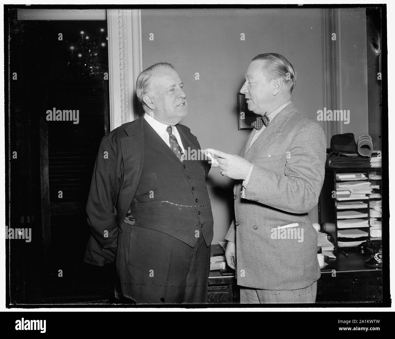 Carolina del nord il senatore degli Stati Uniti vuole barche ritirati dalle acque cinesi. Washington D.C., dic. 13. Parlando in Senato oggi sul naufragio dell'U.S. cannoniere Panay, senatore Robert Reynolds della Carolina del Nord ha dichiarato che il periodo di tempo potrebbe venire quando gli Stati Uniti sarebbe motivo di rammarico per il mancato ritiro gunboats e marines dalle acque cinesi. Il senatore David I. Walsh (sinistra) Presidente del Senato Comitato delle relazioni estere, è mostrato con la Reynolds. 12/13/37 Foto Stock