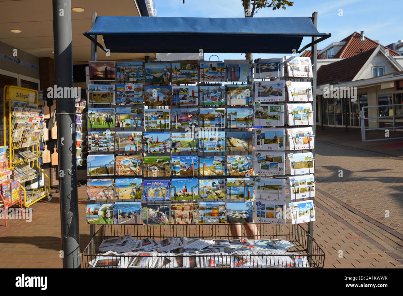 De Koog, Texel / Paesi Bassi - Agosto 2019: Stand nella parte anteriore del negozio di souvenir che vende molti cartoline con motivi di isola di Texel Foto Stock