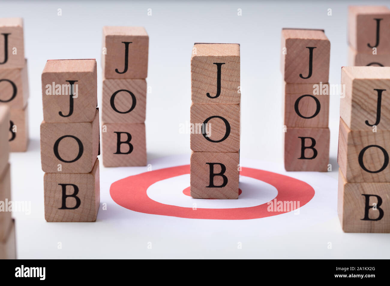 Il lavoro dei blocchi di legno rosso e freccette Target sulla scrivania Foto Stock