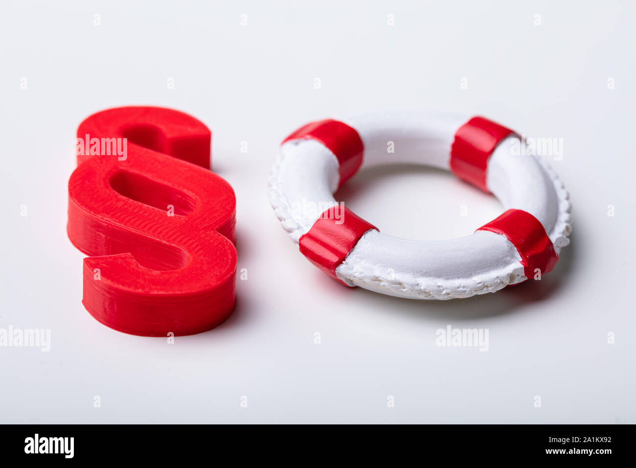 Close-up del punto rosso segno con salvagente isolati su sfondo bianco Foto Stock