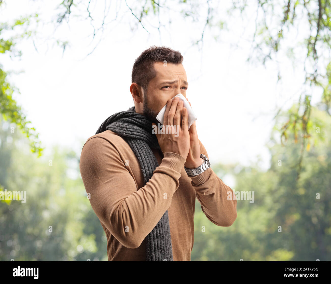 L'uomo starnuti e soffre di una febbre da fieno allergia all'aperto Foto Stock
