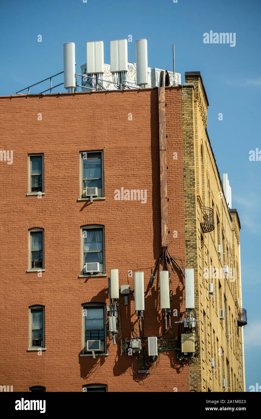 Un telefono cellulare trasmettitore farm si trova sul tetto di un palazzo di appartamenti a Queens a New York sabato 21 settembre, 2019. (© Richard B. Levine) Foto Stock