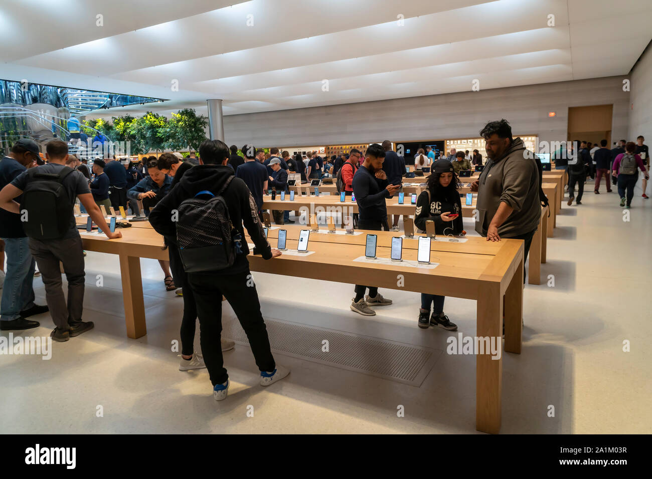 I Clienti nella nuova apertura Apple store sulla Fifth Avenue a New York ispeziona il nuovo iPhone 11's il Venerdì, 20 settembre 2019, il primo giorno sono andato sulla vendita. I nuovi telefoni cellulari, iPhone 11, iPhone 11 Pro e l'iPhone 11 Max , tanto atteso da iPhone drooling aficionados, vendere tra $699 e fino a $1449 a seconda del modello e di opzioni di storage. (© Richard B. Levine) Foto Stock