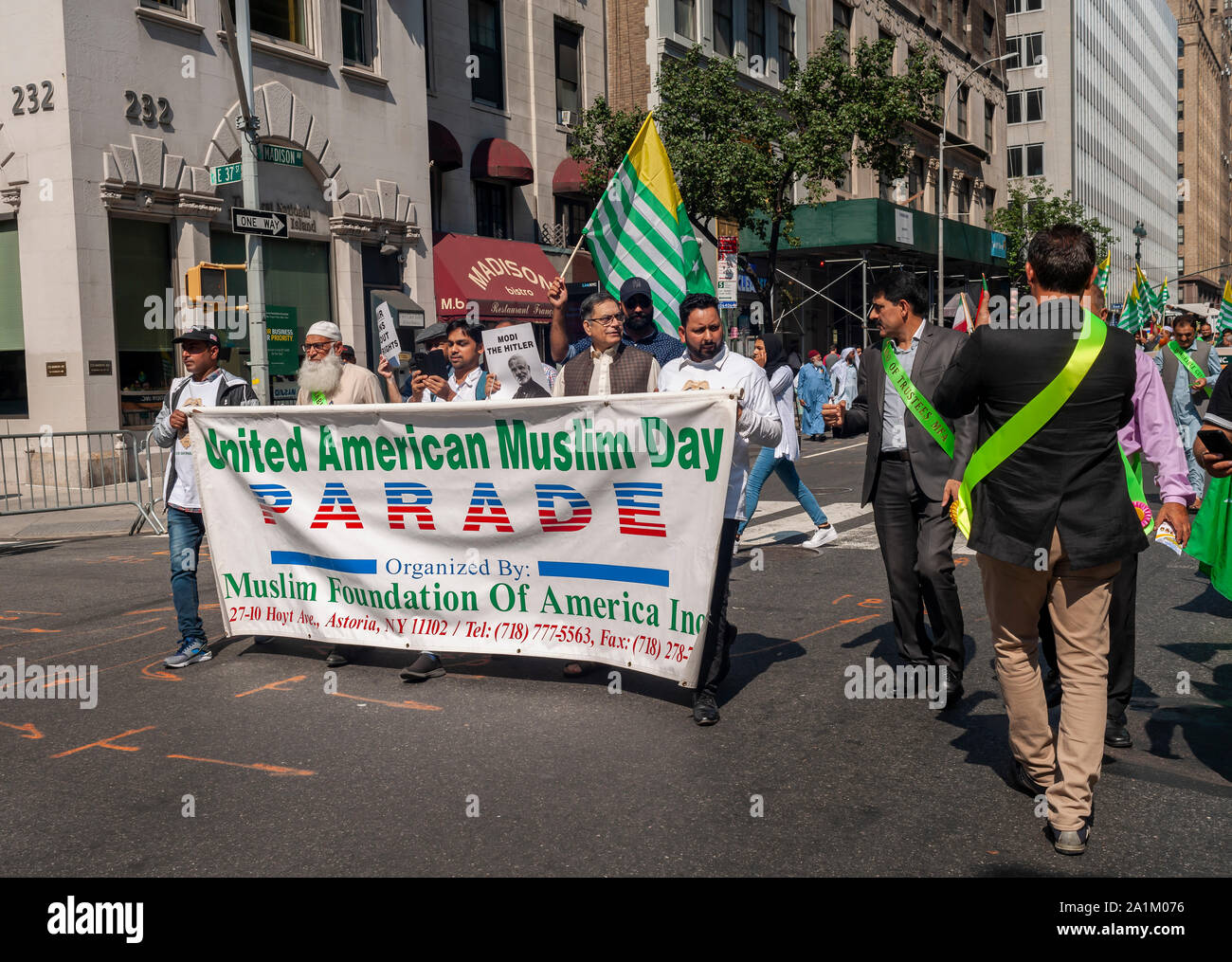 I musulmani dal tri-stato area raccogliere su Madison Avenue a New York Domenica, Settembre 22, 2019 per la trentaduesima annuale musulmano americano Parade. (© Richard B. Levine) Foto Stock