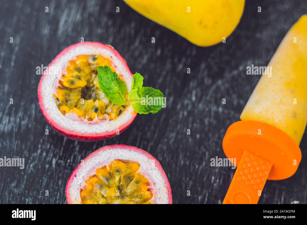 Gelato fatto in casa dal mango e frutto della passione. Possicola Foto Stock